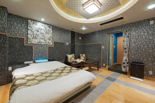 1 dormitorio con 1 cama grande en una habitación en ホテルシエル東静岡店 -大人専用-, en Shizuoka