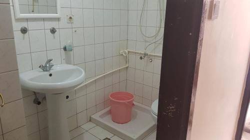een kleine badkamer met een wastafel en een toilet bij SARIMSAKLI RİO BEACH KARŞISI DENİZE 0 DAİRE in Ayvalık