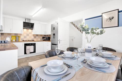 a kitchen and dining room with a table and chairs at Contractors Retreat 3 bed house, sleeps up to 7, free parking in Milton Keynes
