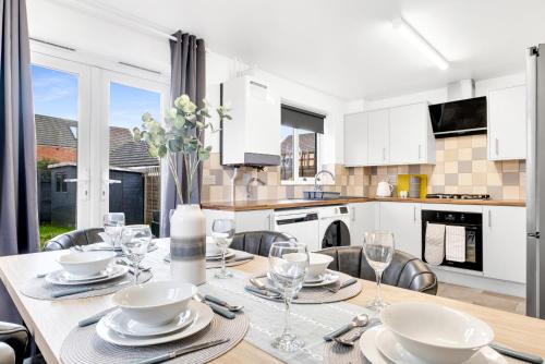 a kitchen and dining room with a table and chairs at Contractors Retreat 3 bedroom house, sleeps up to 7, free parking in Milton Keynes