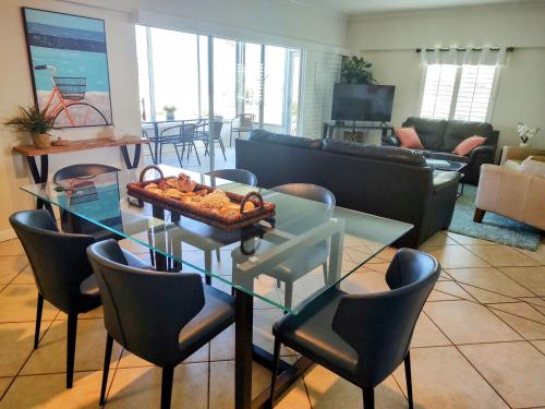 - un salon avec une table et des chaises en verre dans l'établissement Island House Beach Resort 2S, à Siesta Key