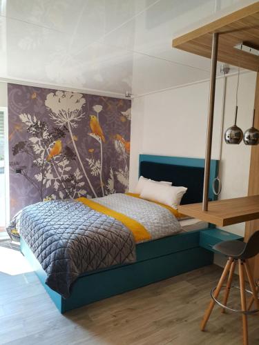 a bedroom with a bed and a wall with birds on it at Kleine Milchbar in Norderney