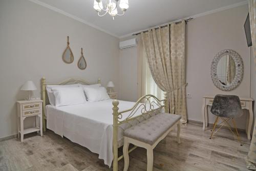 - une chambre avec un lit, une chaise et un miroir dans l'établissement Calma House, à Kompítsion
