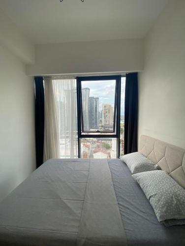 - une chambre avec un grand lit et une grande fenêtre dans l'établissement Luxry Apartment, à Istanbul