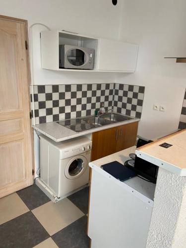 a kitchen with a sink and a washing machine at BERCK SUR MER in Berck-sur-Mer