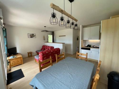 a living room with a bed and a kitchen at Bel appartement Magnifique vue Lac -Les Gouttridos in Gérardmer