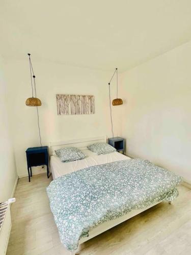 une chambre avec deux lits et deux lampes dans l'établissement Appt 2 pièces 7min à pied du Stade de France, à Saint-Denis