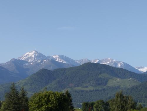 une chaîne de montagnes avec des montagnes enneigées en arrière-plan dans l'établissement ARBI'ZEN ,appartement Bagnères de Bigorre, domaine golf de la Bigorre, vue exceptionnelle sur la chaine des Pyrénées, à Bagnères-de-Bigorre