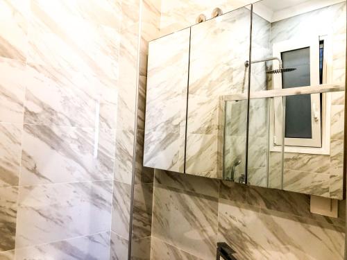 W łazience znajduje się prysznic i lustro. w obiekcie Corfu Fortress Apartment w mieście Ágios Rókkos