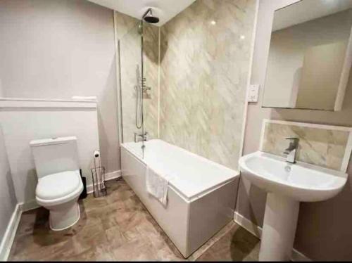 een badkamer met een wastafel, een toilet en een douche bij Modern 2bed 2bath in Leith in Edinburgh