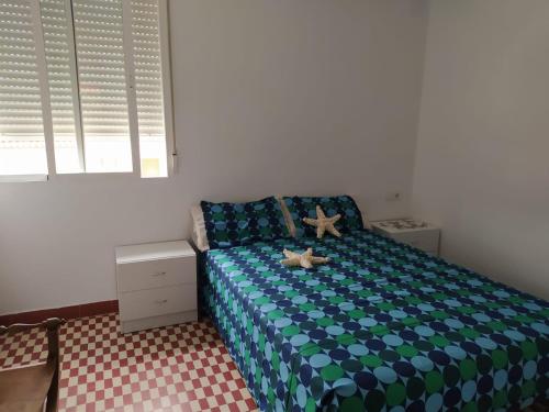 a bedroom with a bed with a starfish on it at Apartamento Benicassim in Benicàssim