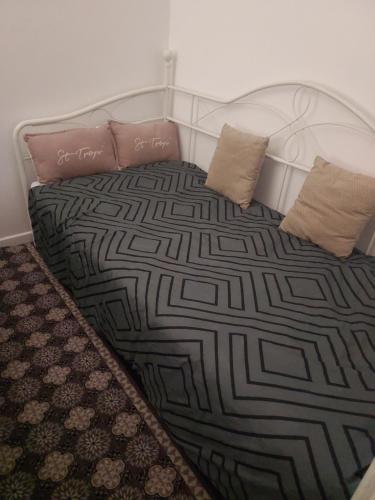 uma cama com duas almofadas em cima em Appartement meublé avec deux chambres em Moulins