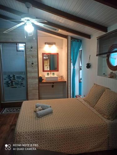 - une chambre avec un lit et une salle de bains pourvue d'un lavabo dans l'établissement Horizons Caraïbes, à Sainte-Luce