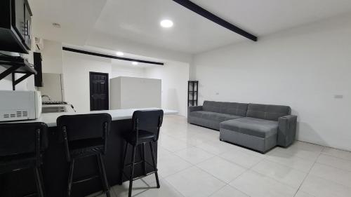 uma sala de estar com um sofá e uma mesa em Loft A em Hidalgo del Parral