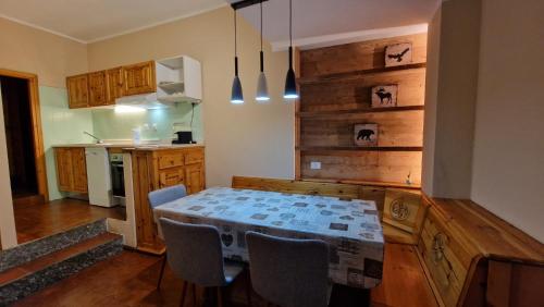 eine Küche mit einem Tisch und Stühlen in der Unterkunft Espoire - villar vda la salle cir 26 in Villair
