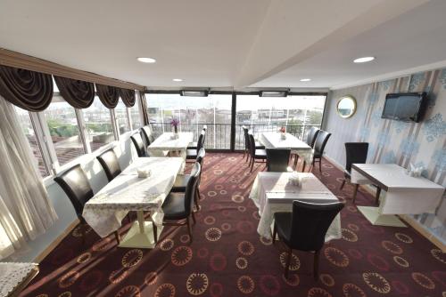 Una televisión o centro de entretenimiento en GOLDEN PALACE SEA ViEW