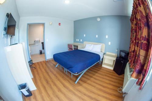 Postel nebo postele na pokoji v ubytování Anderson Inn, Anderson, Indiana