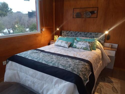 מיטה או מיטות בחדר ב-Casa con hermosa vista a los cerros
