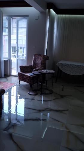 伯薩的住宿－Fawaz apt，客厅配有沙发和桌子,铺有瓷砖地板。