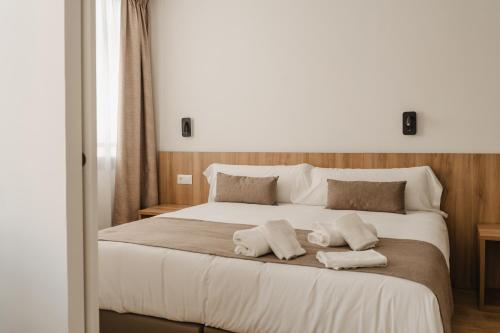 Postel nebo postele na pokoji v ubytování esZentrico Suites Jerez