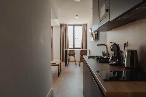 Kuchyň nebo kuchyňský kout v ubytování esZentrico Suites Jerez