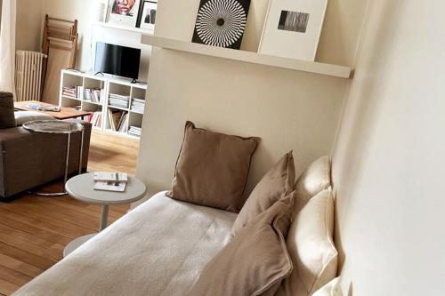 un salon avec un canapé et une table dans l'établissement France, Normandie, Rouen Hyper centre, 3 étoiles, à Rouen