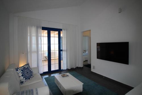 Televisyen dan/atau pusat hiburan di Gorgeous private Villa with sea view!