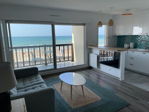 卡布尔Vue mer exceptionnelle à Cabourg的厨房和客厅,享有海景