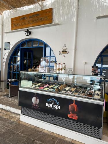 een bakkerij met een vitrine gevuld met gebak bij Hotel Alkyon in Khóra Sfakíon