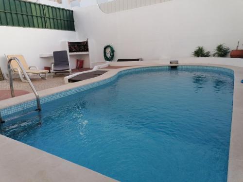 Der Swimmingpool an oder in der Nähe von Villa 46 Hostel