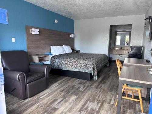 Americas Best Value Inn & Suites in Murfreesboro في مورفريسبورو: فندق صغير غرفه بسرير وكرسي