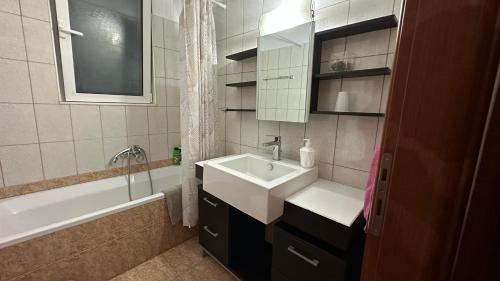 bagno con lavandino, vasca e lavandino di Villa Semina a Pastida