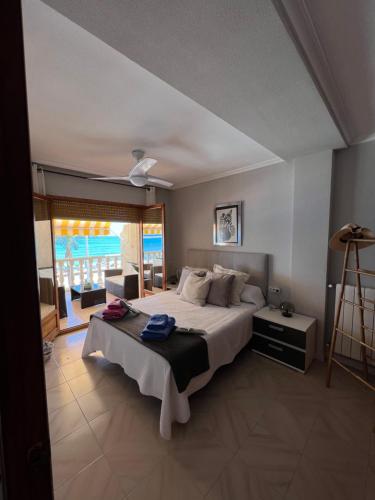 Postel nebo postele na pokoji v ubytování Apartamento frente al mar en El Campello