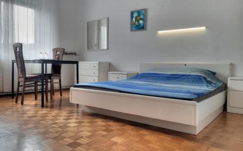 Ένα ή περισσότερα κρεβάτια σε δωμάτιο στο ROOMserv