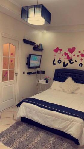 a bedroom with a bed with flowers on the wall at شقة في Sidi Bouzid عطلة في مصيف رائع in Sidi Bouzid
