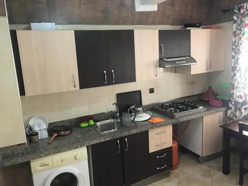 A kitchen or kitchenette at Spacious 2-bedroom apartment