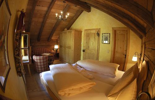 - une chambre avec 2 lits dans l'établissement Landhaus Wastlalm, à Sankt Michael im Lungau