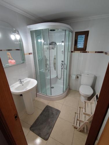 a bathroom with a shower and a sink and a toilet at Apartamento Premium Relax D in Cicero
