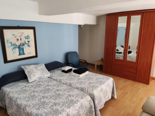 a bedroom with a bed and a chair and a mirror at Apartamento Premium Relax D in Cicero