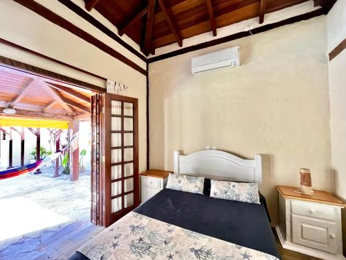 1 dormitorio con 1 cama en una habitación en Casa de temporada estilo rústico - Litoral Norte de SP en São Sebastião