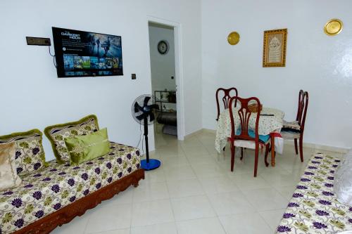 ein Wohnzimmer mit einem Sofa und einem Tisch in der Unterkunft Charming apartment with a small garden in Tangier