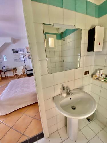 bagno con lavandino e letto di FF Houses - Centro Storico Ottaviano a Ottaviano
