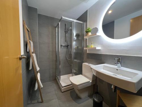 ein Bad mit einer Dusche, einem WC und einem Waschbecken in der Unterkunft Cozy apartment well-located in Terrassa, Barcelona in Terrassa