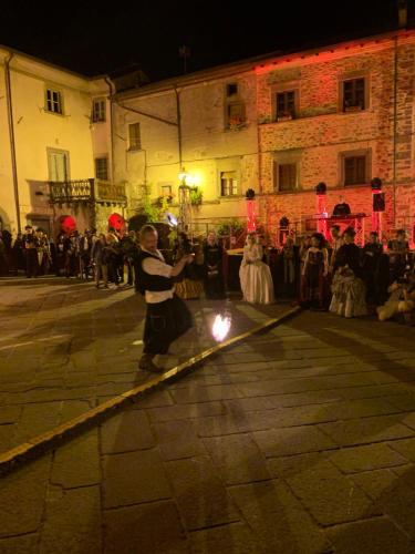 a man standing on a stage in front of a crowd at Affittacamere Dodo - Borgo di Filetto in Filetto