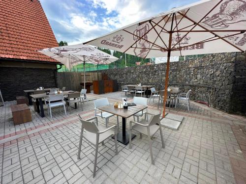 Reštaurácia alebo iné gastronomické zariadenie v ubytovaní Penzion a Restaurace Pod Sjezdovkou