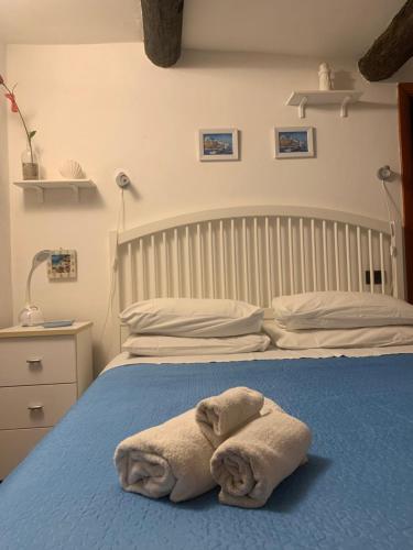 a bedroom with a bed with towels on it at CASABARBARA lerici in Lerici
