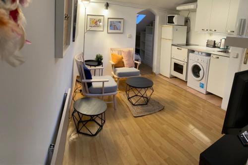 a small kitchen and living room in a small apartment at San Bernabé, apartamento para 2 en las Vistillas junto a metro Puerta de Toledo in Madrid