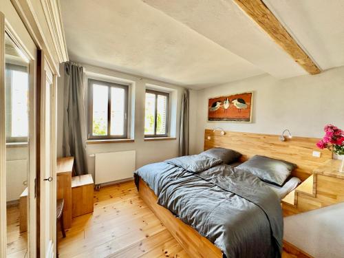 Un dormitorio con una cama y dos ventanas. en Atelierhaus Meißen, en Meißen