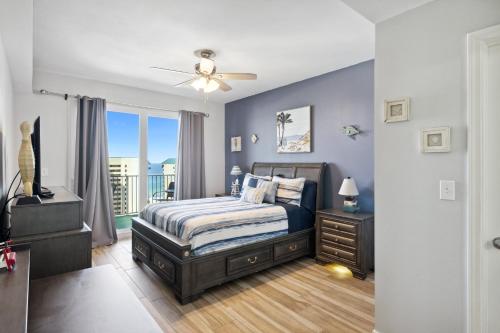 Postel nebo postele na pokoji v ubytování Laketown Wharf #1006 by Nautical Properties