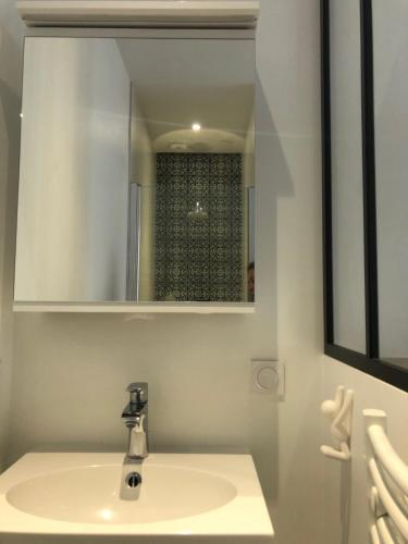 Suite Clémenceau في لا بول: حمام مع حوض ومرآة